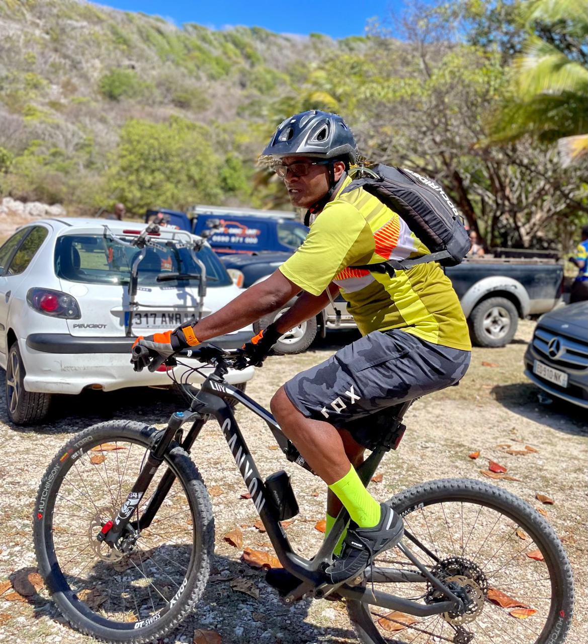 Fred, fondateur de FredLooX, en VTT en Guadeloupe